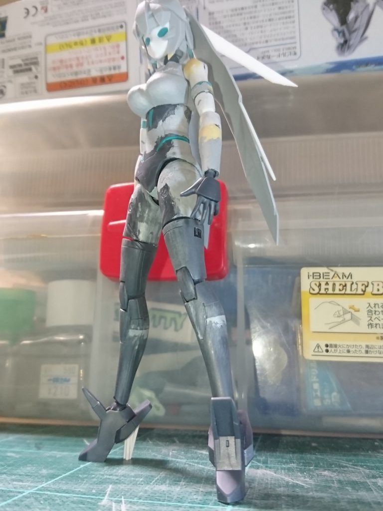 他の流用キットは無しでひたすらパテとプラ板を盛っては削りです(笑)