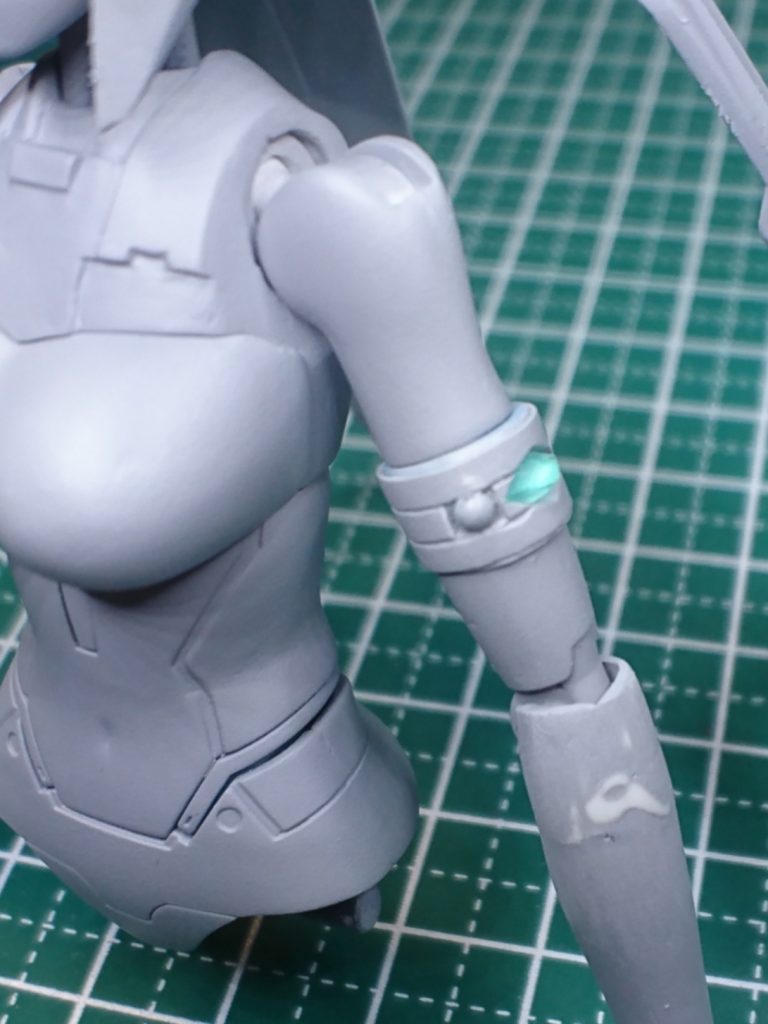 腕輪のジュエル?もプラ板で成形したものをレジン化しました。