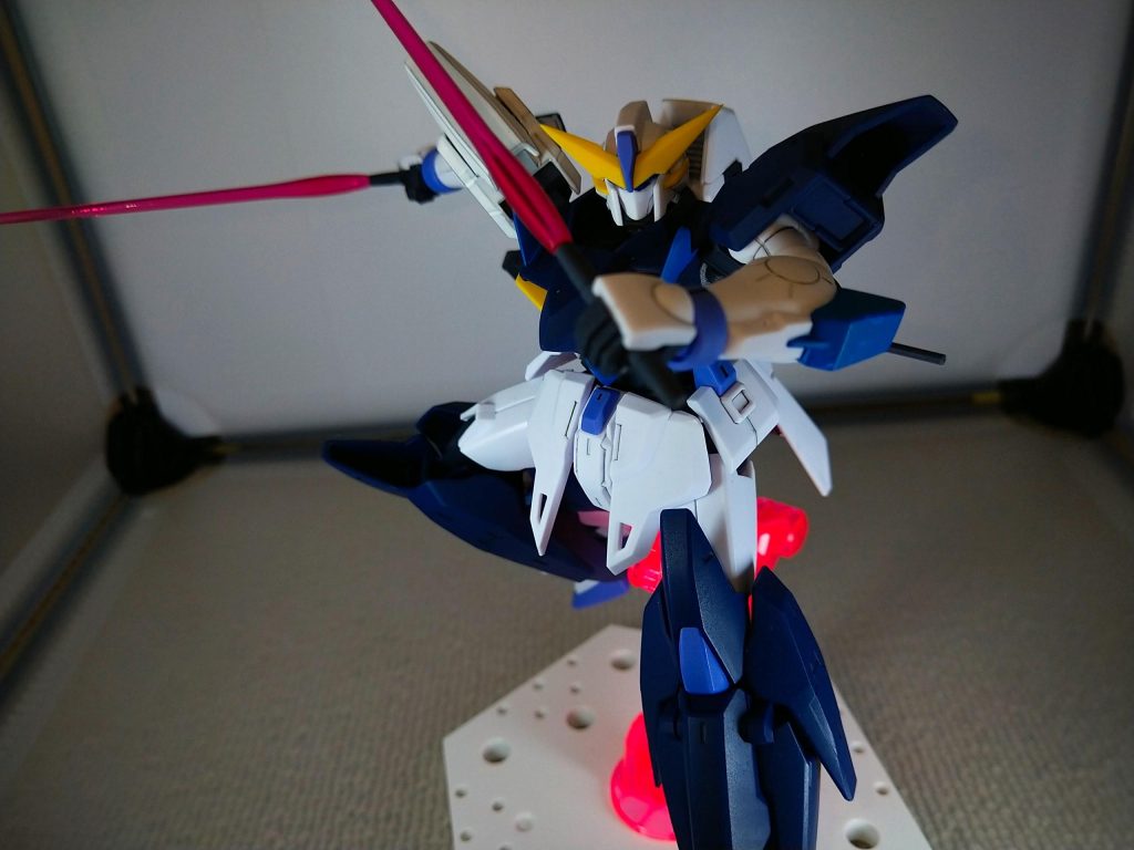 オプション装備なしの基本形態有り余る機動性と強靭性を活かし、また2丁のビームライフルを使いオールラウンドに活躍する