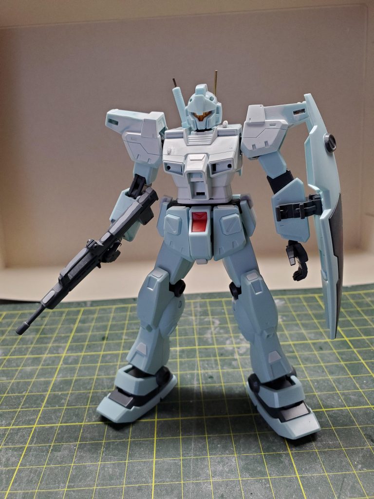 肩のC面の修正は、プラ棒を貼り付け削って整形。結構やり直しました😵