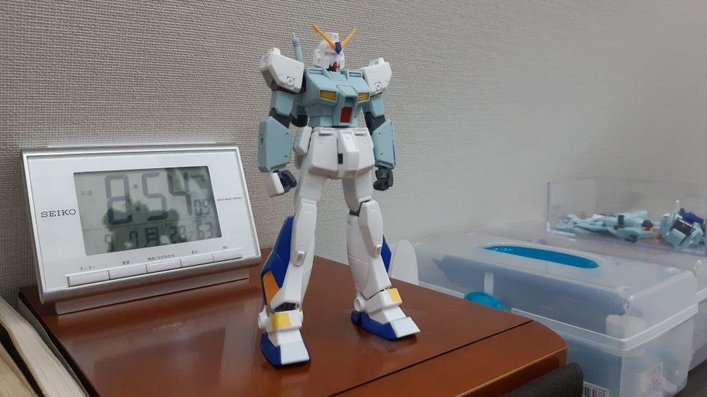 上半身はまるっとジムカスタムと入れ替え、短い腿は伸ばしました。足が長くなりすぎたので、脛で２ミリ縮めています。肩パーツはジムカスタムに合わせてスリットを付けハメるようにしました。