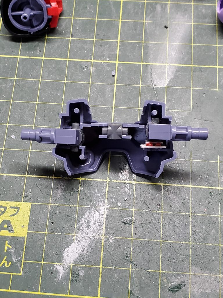 肩の軸上げの構造。プラバン、ジャンクパーツで切った貼ったやってます(笑)