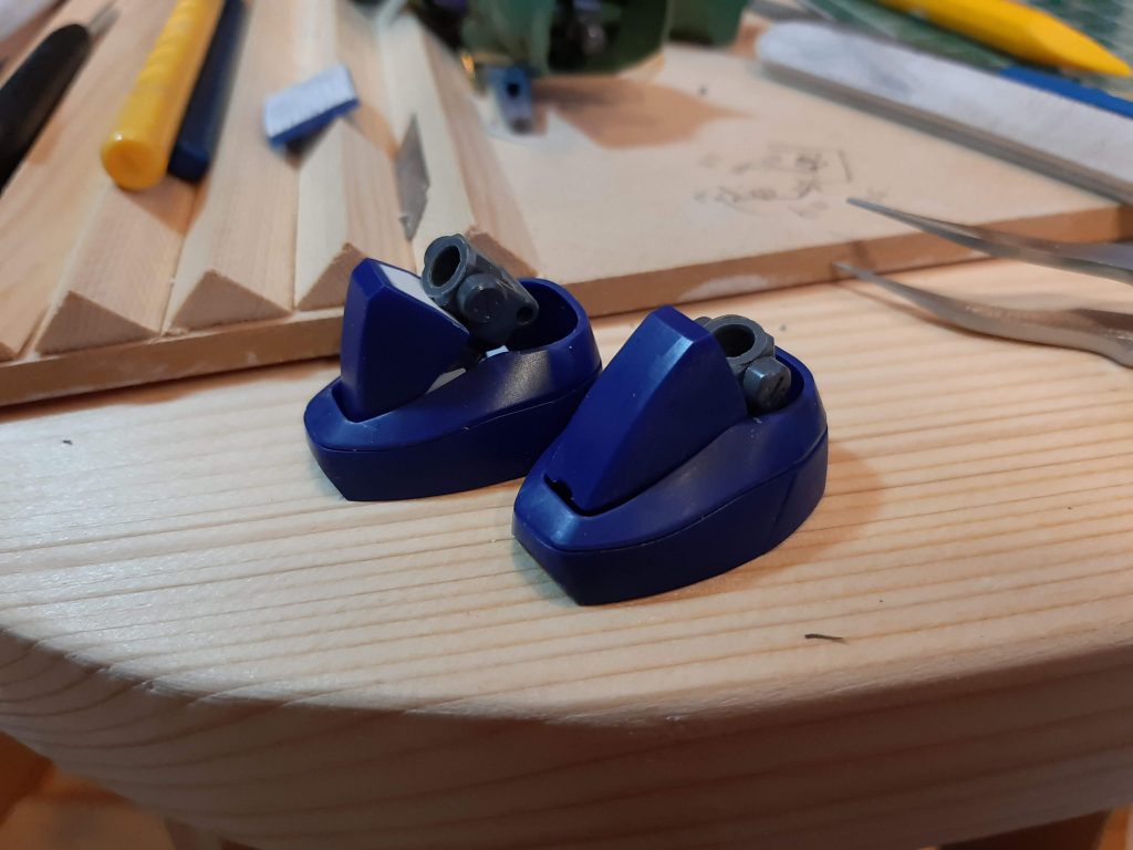 手がかかったポイントその１。足の甲を可動式にしました。足を踏ん張るポーズの自由度が上がっています。