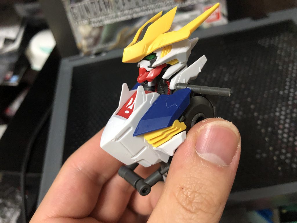 見てくれだけですが、肩のシリンダーも延長しています。正面から見れば肩アーマーまで伸びているので、途中で切れているよりはそれっぽく見えます。