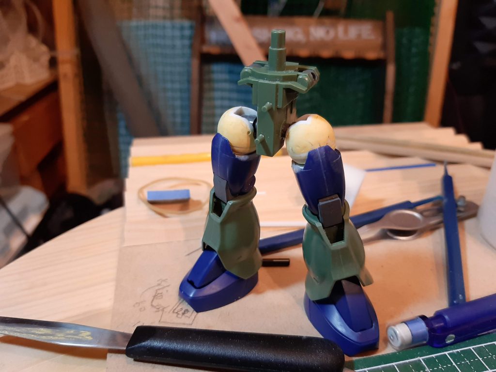 手がかかったポイントその２。太ももの上端部を球体関節スクラッチしました。結果的にはなんとかうまく収まりましたが、本当に完成するのか半信半疑で作業を進める日々となりました。やった甲斐、恩恵は非常に大きく、ポーズの自由度が上がってかっこいいポーズを取らせることができるようになりました。