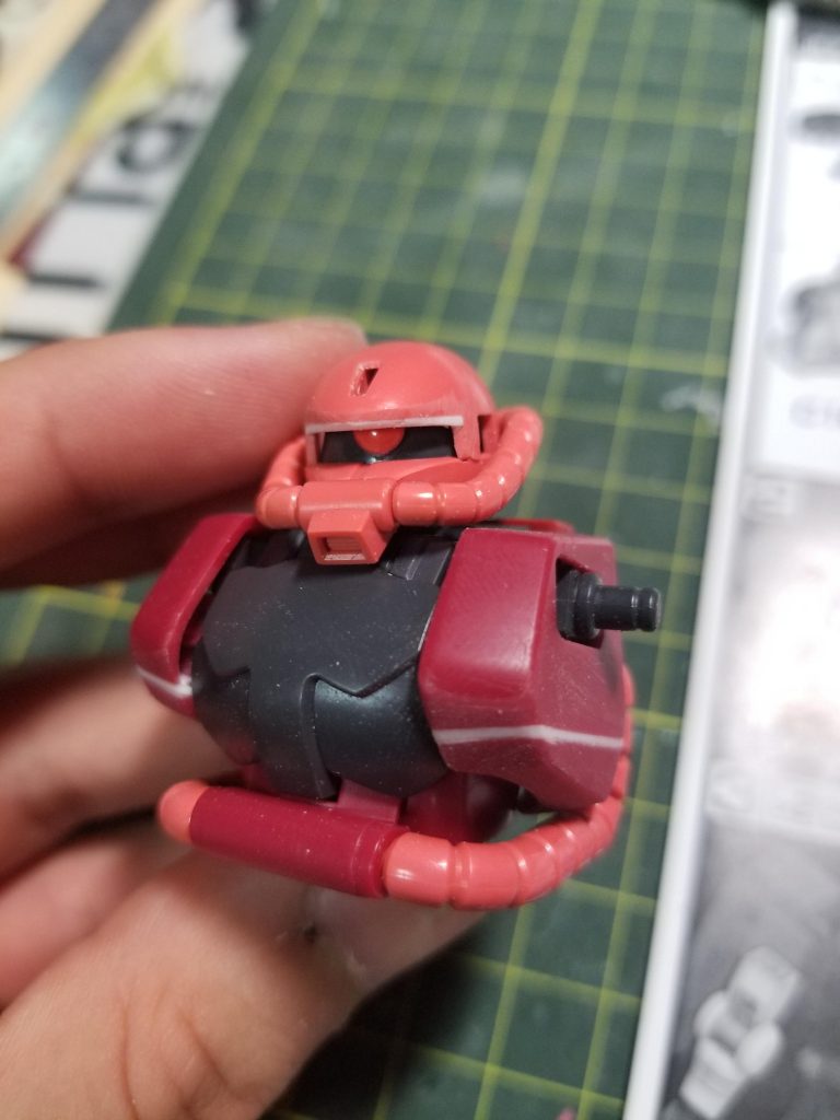 製作行程台形っぽくするために、胸の下の部分を切ってプラ板をかまして逆に接着しました。モノアイのとこも延長しています。