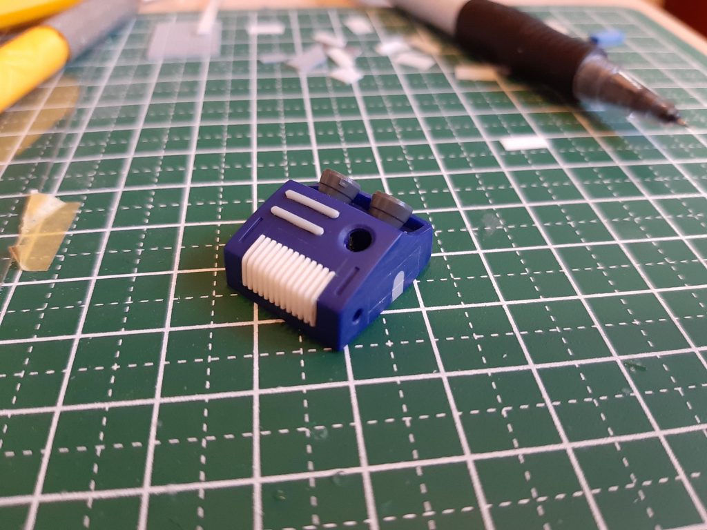 今回のディテールアップで一番気合が入ったバックパック。プラバン積層の簡易しいたけと、マイナスネジ的モールドを入れました。スラスター内にはICソケットのピンを入れてあります。