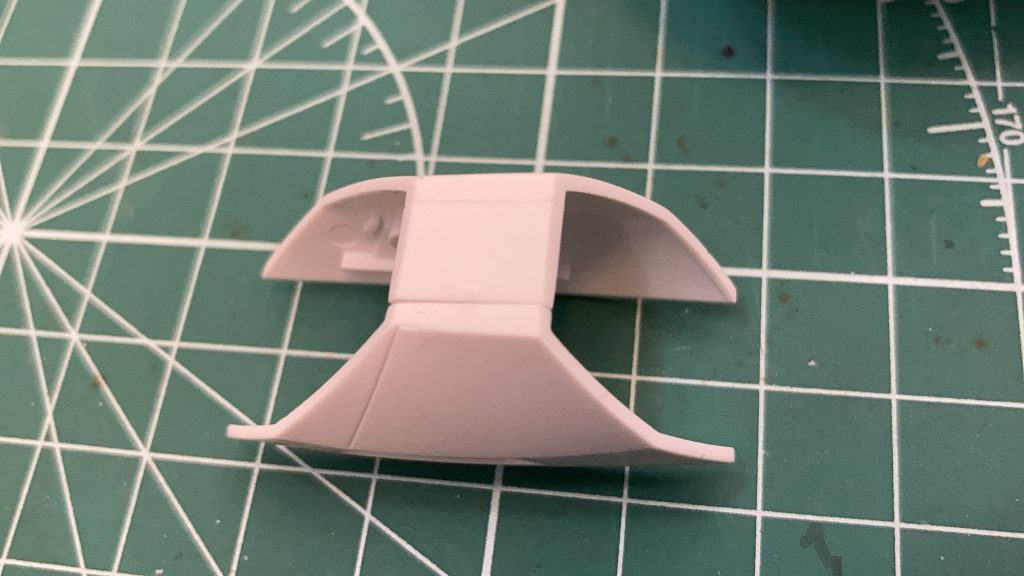 このパーツは合わせ目がバチっと出ちゃうんですが、スジボリ追加することでモールド化させました。うむ、我ながらよい時短でしたね(笑)