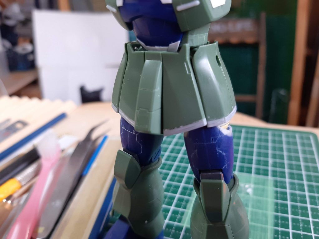 球体関節がスカートからはみ出してしまったので、スカートを1.6mm延長して恥ずかしくないようにしてあります。