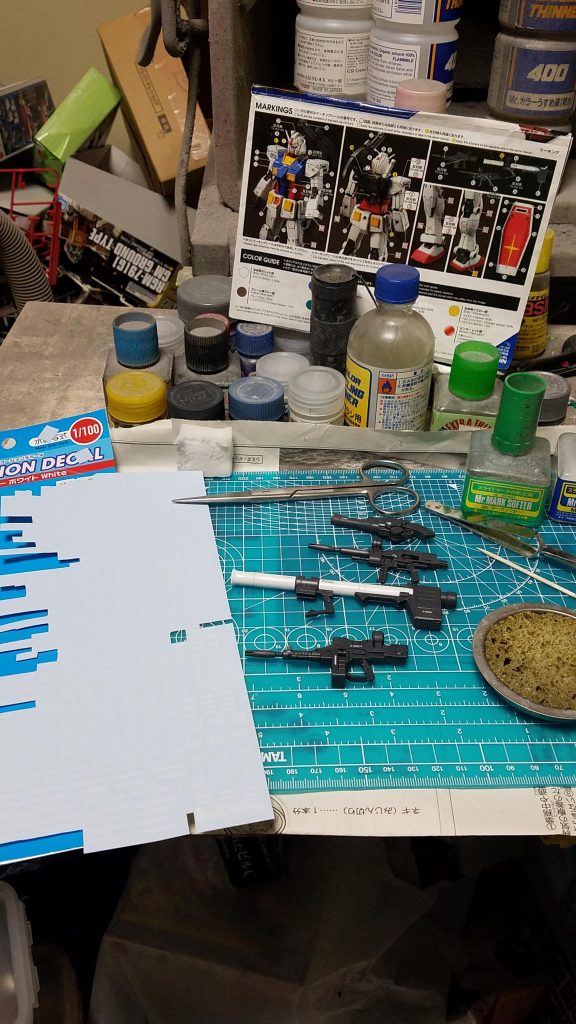 コーションデカールを機体、武器、シールドに100ヶ所以上貼りました。