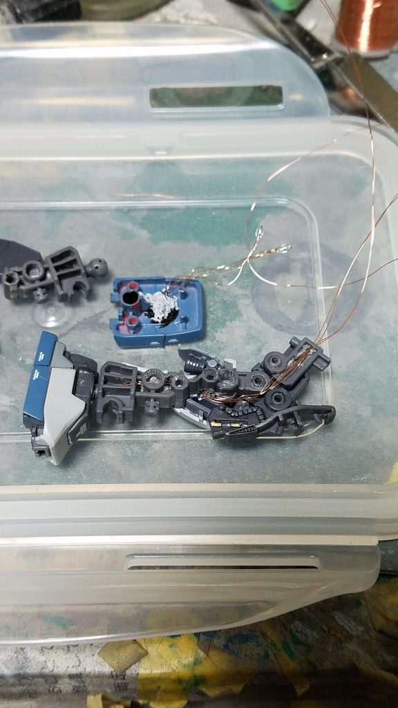 脚部に配線を通しながら可動も出来るようにしています。