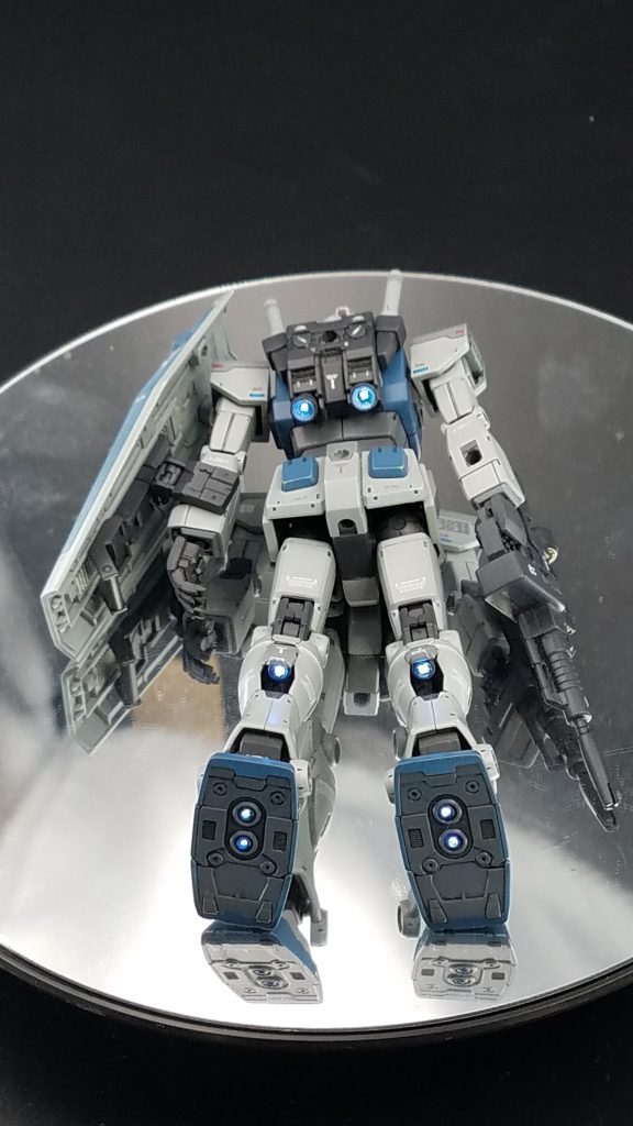 胴体内に配線を通してボタン電池で光るようにしています。