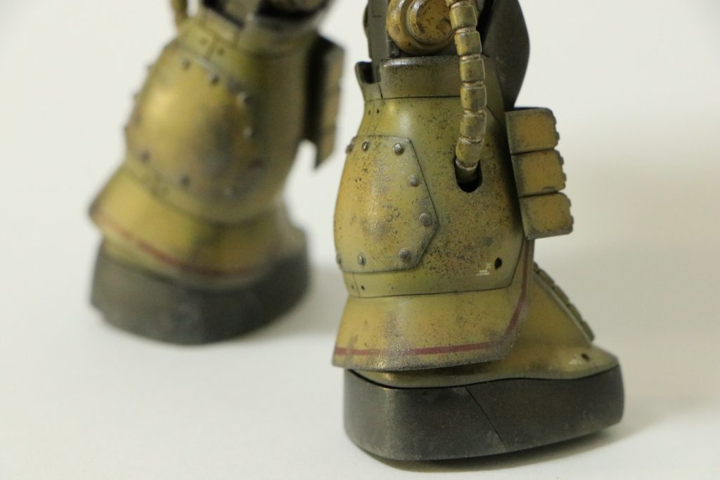 ふくらはぎに装甲を追加したらミサイルポッドのベルトが付かなくなってしまい、仕方なくミサイルポッドを腰アーマーに移設しました。😅脛アーマーはプラ板で自作。マグネットで着脱可能です。