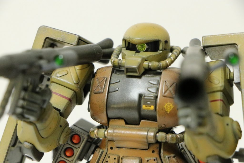 頭も少し改造しました。頭頂部を扁平にし、目つきが悪く見えるよう、眉間に肉盛しました。モノアイはビルダーズパーツを仕込んでます。