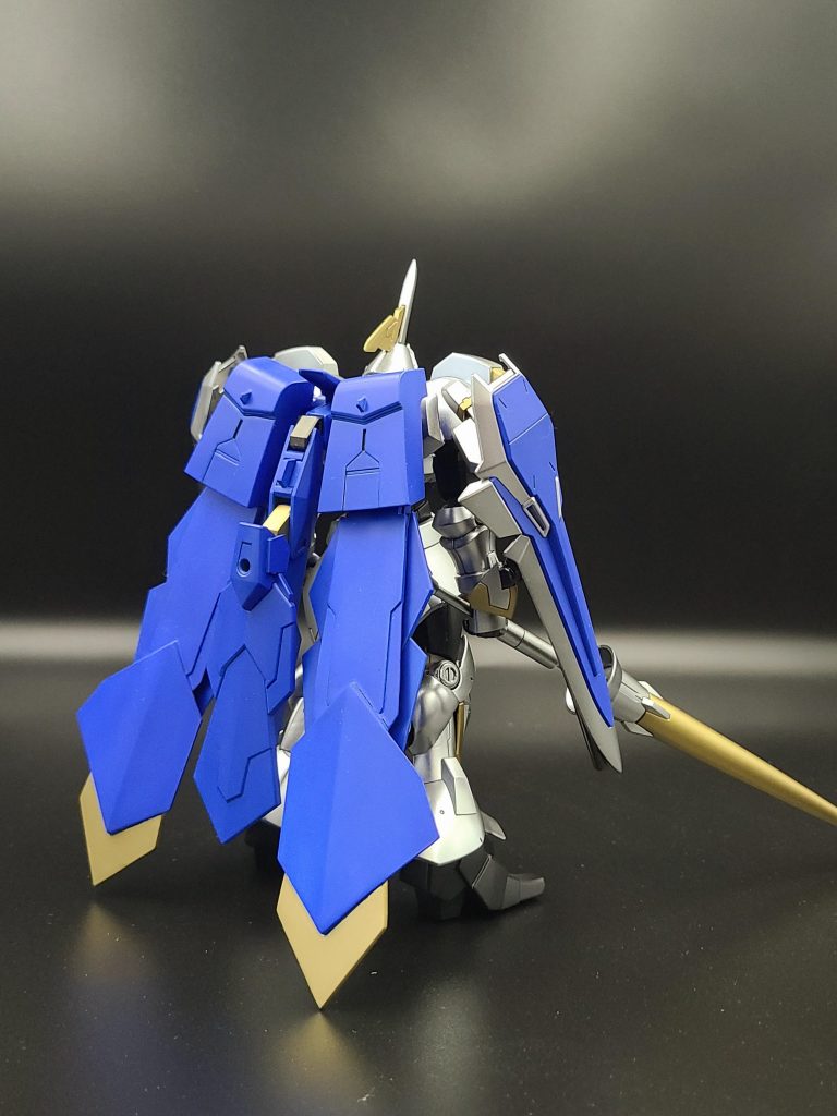 背面。マントパーツは基部にギャンスロットの物を用いて、あとはジャンクパーツやプラバンで作成しています。