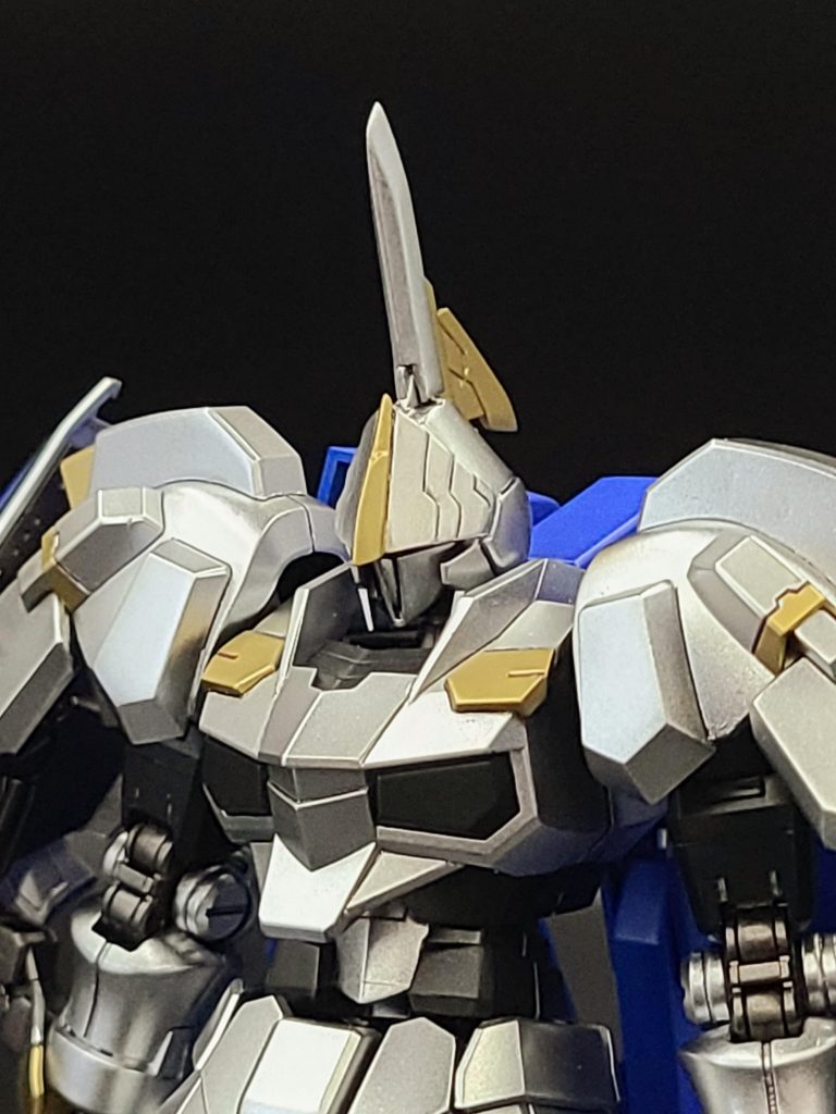 頭部はギャンスロットの物を小型化して、プラバンやジャンクパーツで好みの顔にしています。モノアイの十字スロットが無くなってしまいましたが個人的には満足ですｗ