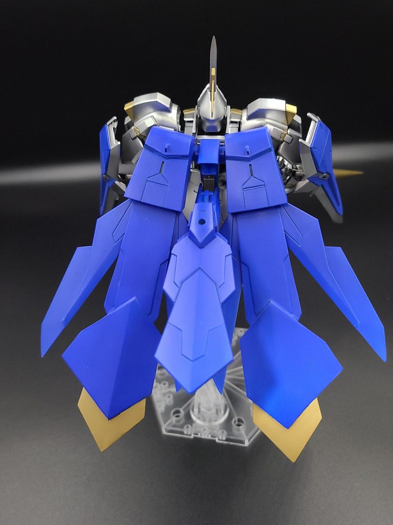 背中のマントは前後の可動以外に、尾翼が展開できます。