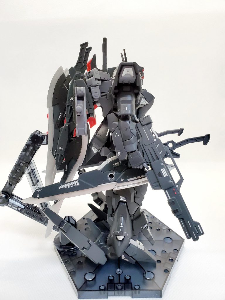 サイコプレートの片面を取り外してのサイドビュー足周りはマーズフォーガンダムのバックパックを流用しK9ドッグパックの一部を接続しています