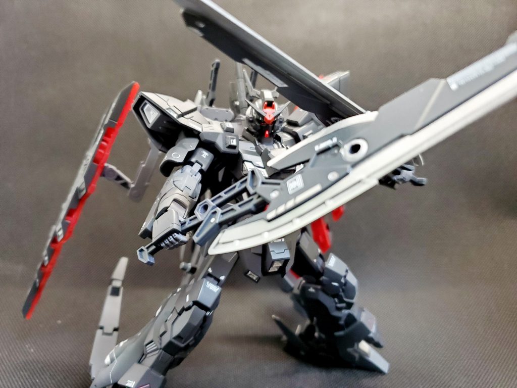 黒背景で腰の大剣は本来アクションベース用のジョイント穴を利用し懸架しています。