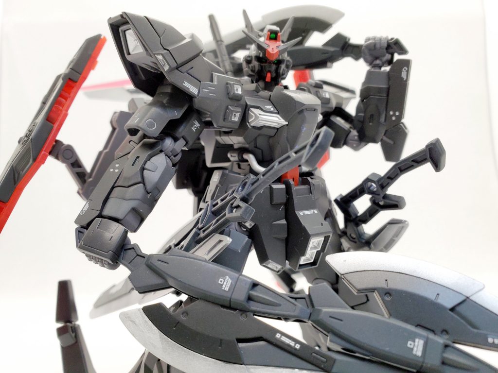 一番初めのコンセプトとしてはマーズフォーユニットの連結大剣が似合う機体はないかというものでした。最終的にほどほどにゴツいムーンガンダムにたどり着きました。