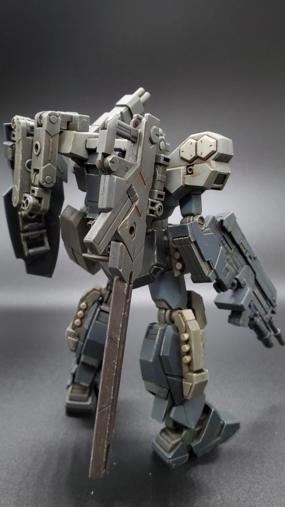 「1/144 バトルアームアームズ」を使用してM.S.G ウェポンユニット「バーストレールガン」と付属のシールドを取り付けています。 