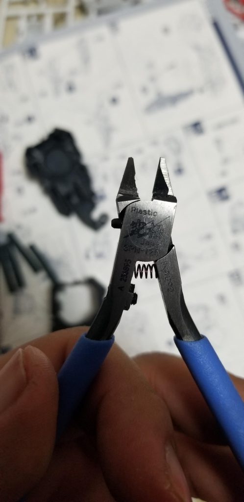 組み立てている途中でニッパーが歪な音をたてて欠けてしまいましたが。予備のニッパーでサクサク進めていきます!