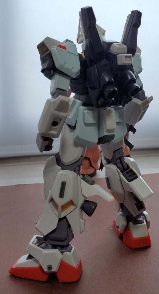 リバイヴ版Mk-Ⅱをベースに肩・上腕・スカートをジム・カスタムから、頭部をEGガンダムから、角・武器類をRGゼフィランサスから持ってきてミキシングしました。下腕はMk-Ⅱの物ですが一部ディテールを削り落として形状を近付けています。