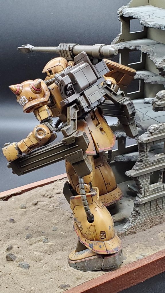 背面台座と木粉粘土は100均、粘土が固まった後にタミヤのテクスチャーペイントとゼオライトを混ぜて塗りました。ビルはジオコレ・コンバットシリーズの「破壊されたビルA」を少し汚してつや消ししています。