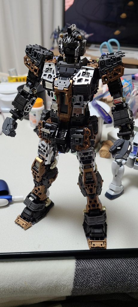 内部フレームも、ABS樹脂もありましたが塗料を使い分けて塗装してます。トランスフレームも成型色シルバーの所をパールカッパーに塗り替え。