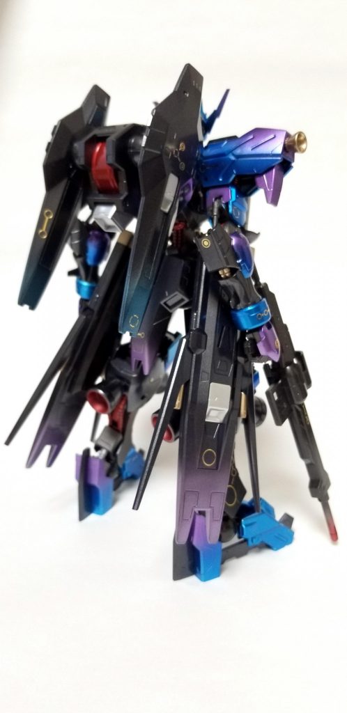 パックパックと腰の鞘みたいなやつも先だけ薄く青と紫に塗装しました。