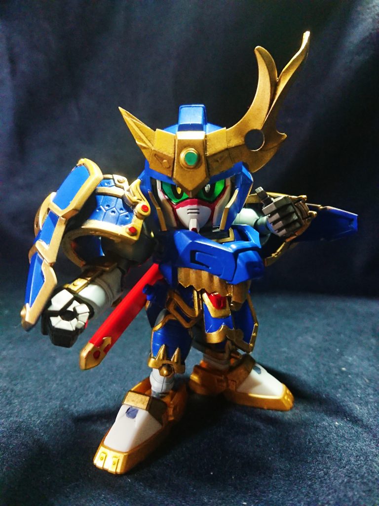 武頼の特徴の侍甲冑のような胸部は、蚩尤ノイエジールを削り再現。肥大した太ももはSDでは見かけないため、肩手同様にもっともらしい玄武装呂布のパーツを使用しました。