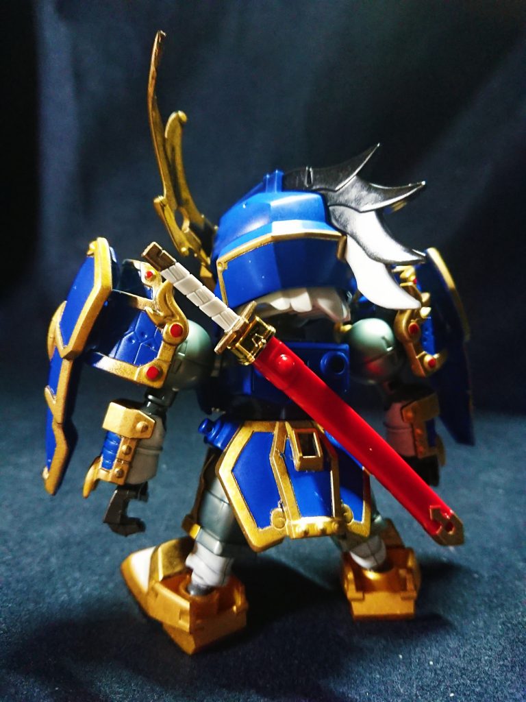 武器は漫画と違い腰から背中に取り付けます。髷は如月虎鉄のように黒白にしました。他の倭人制作も漫画や武頼鉄機からを予定しています。