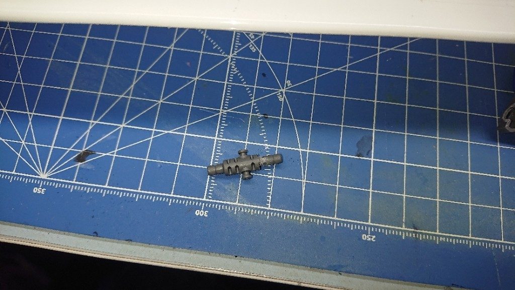 股関節離れすぎにつき、太い所を削って深く刺さるように考えたけど(画像は右だけ加工済)あまり効果は無かったようだ。