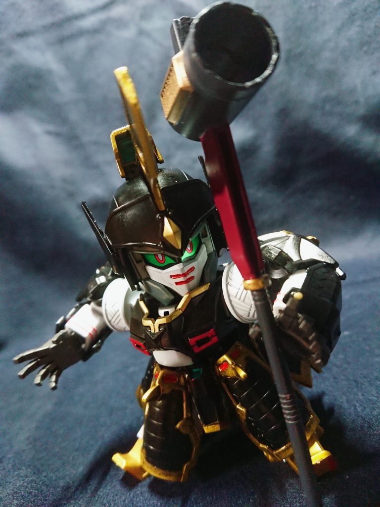 武器が漫画同様に煙管+拡声器+ハンマーという仕様。孫策の武器を使用し、先端取り外し式にしてモード再現しました。槌で1発大技を打ち込んだ後は拡声器型になり音波攻撃になる設定です。