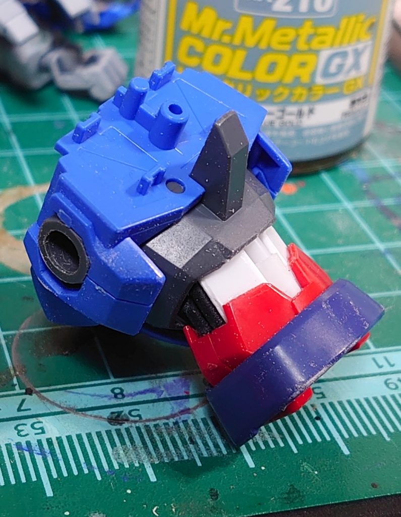 胴体はOOダイバーとエクシア?となんだったかな…トライバーニングだったかな…隙間にシリンダーやらワイヤー仕込んでなんちゃって内部構造にしてます