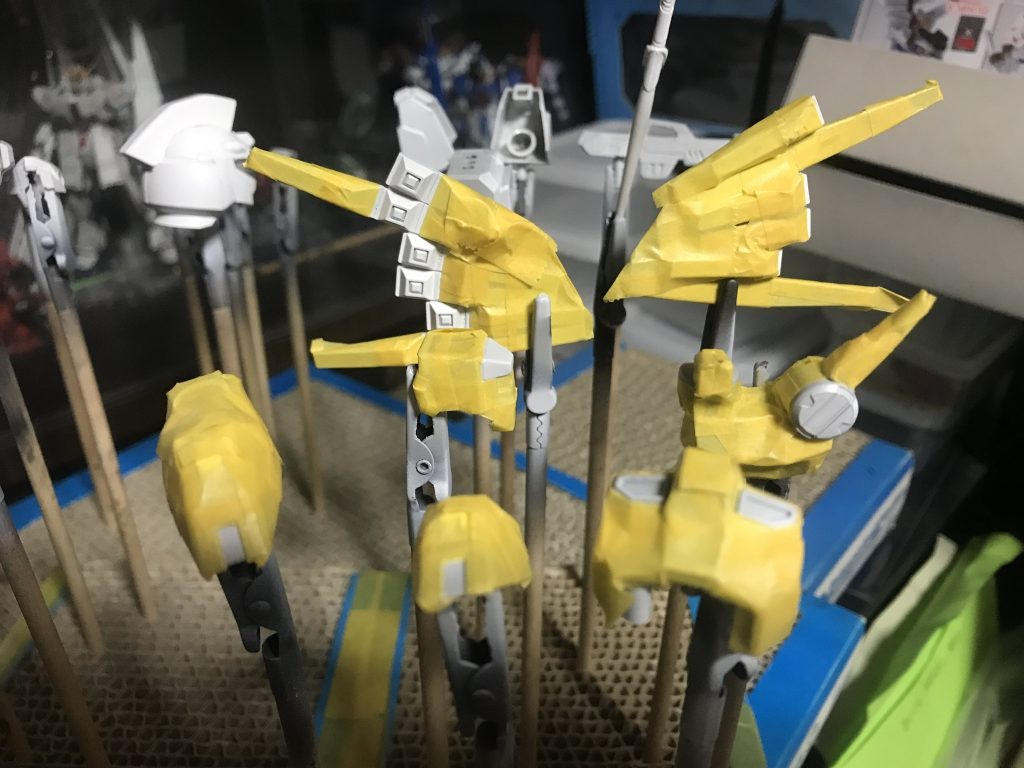 マスキング作業は、ほとんどのパーツが多色で塗装だったので何度も同じパーツをマスキングしてたので結構、地獄でした＾＾；