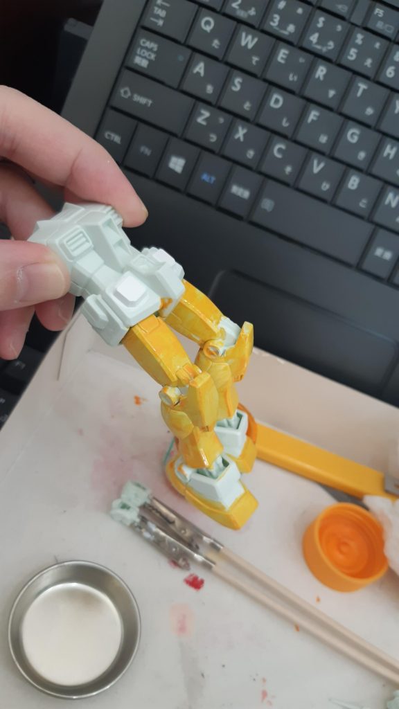 首を上に角度付けただけで、基本はひたすらオレンジイエローを筆塗りです。最初の筆ムラだらけの方が、本物に近い色でした。