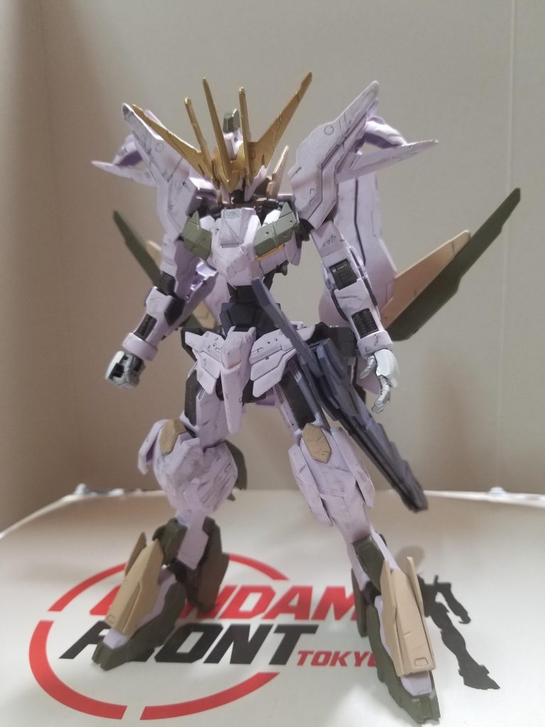 正面です。ガンダムフレームということで全体的に傷つけてみました。ピンバイスやヤスリなどで削ったりあとは、腰と首を延長しました。