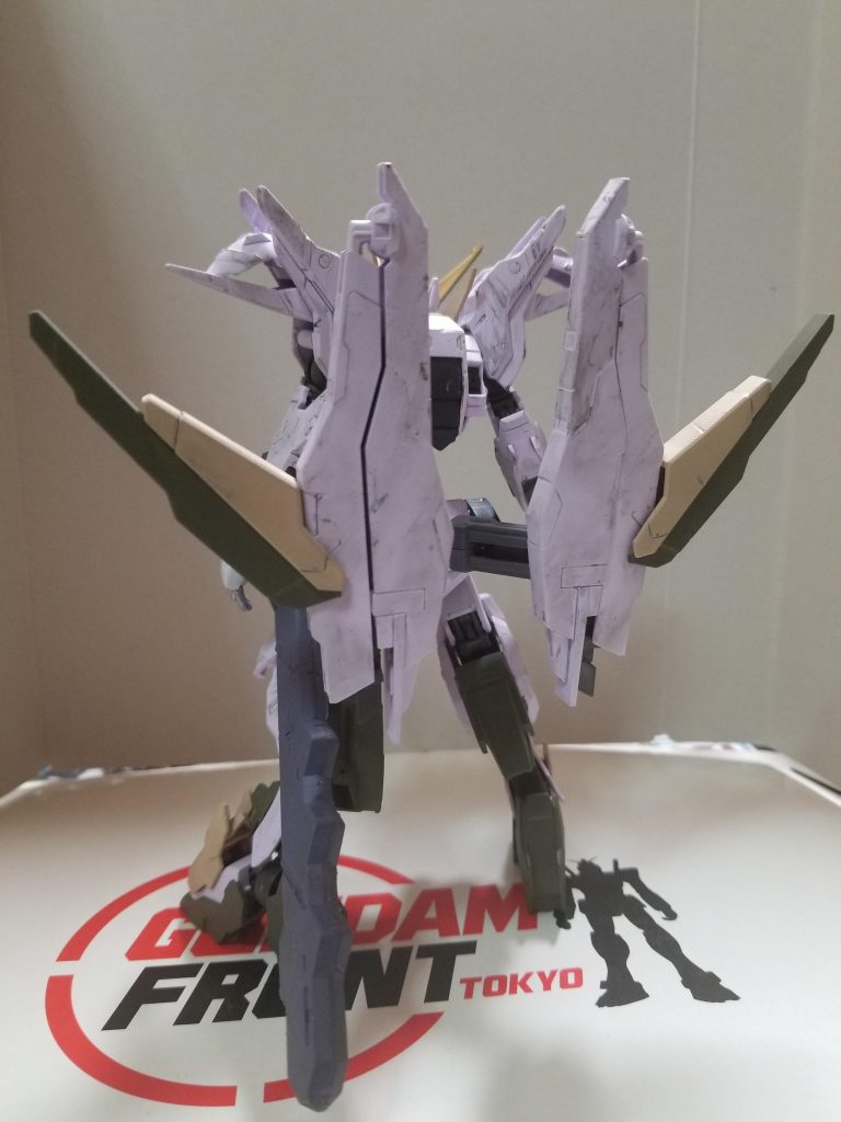 背面です。バックパックは端白星のものでそのまんま。サブアーム(羽)は腰に付いてるので上半身は動きやすいです。足は端白星をベースにマルコシアスの物をくっつけていきました。ふくらはぎのとこはマルコシアスの物を合わせました。