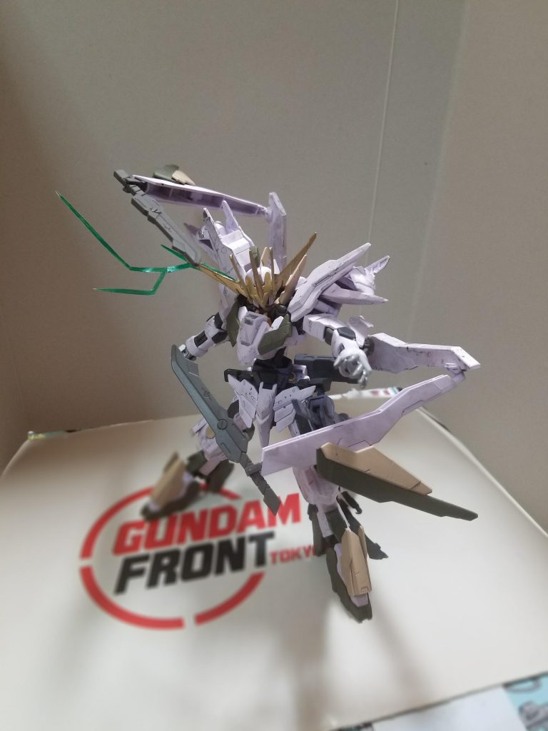 サブアーム展開腰に付いてるサブアームです。中には小刀が仕込まれています。結構色んな角度に動かせます。