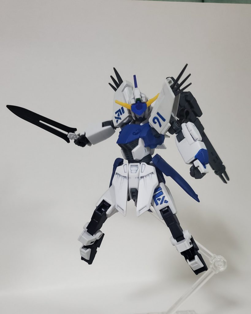 このショートソードが結構お気に入りです。Vガンのサーベルグリップにとある機体の部品を使いました。もし良ければ何の機体か考えてみてください。