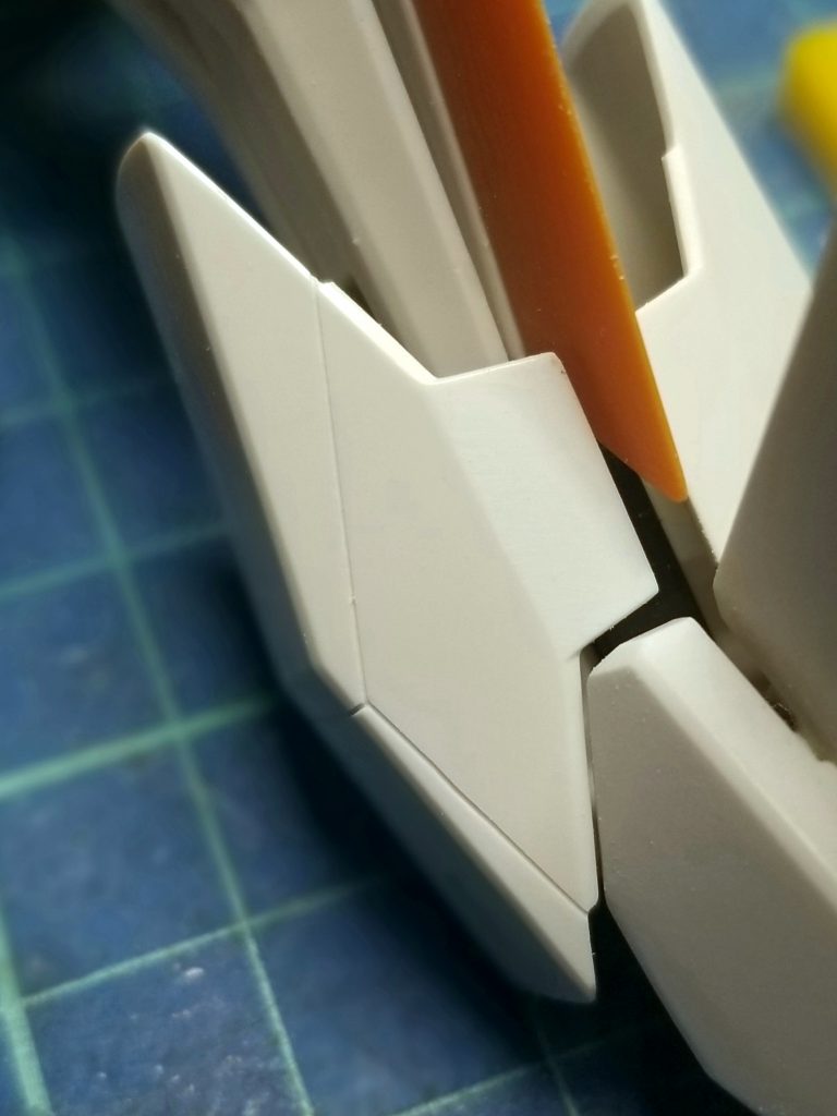 全体的な筋彫りは、0.2mmのたがねで行いました。筋彫りの終端は、別パーツに見えるように、処理方法を変えています。