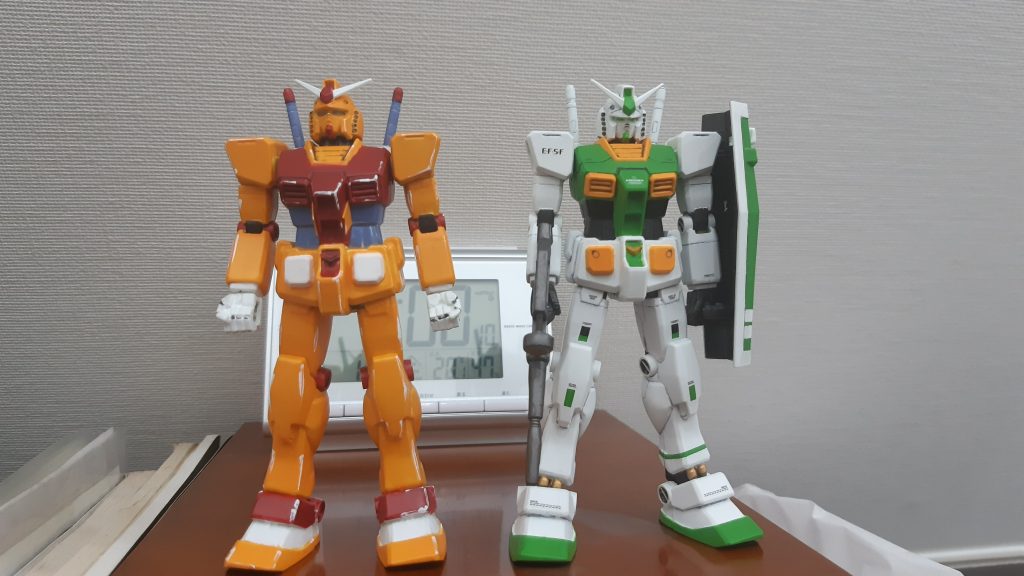 ベースはFGガンダムです。山手線ガンダム(右)を作る際の予備パーツとして買ったのですが、捨てるくらいならと今作にしました。