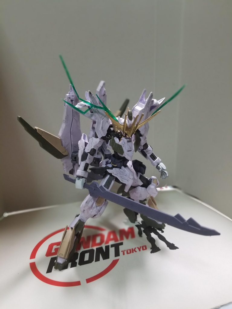 リミッター解除あえて赤色ではなく、緑色の眼光エフェクトにしてみました。エフェクトパーツ雑ですね。透明プラバン切ってマッキーで塗っただけです。