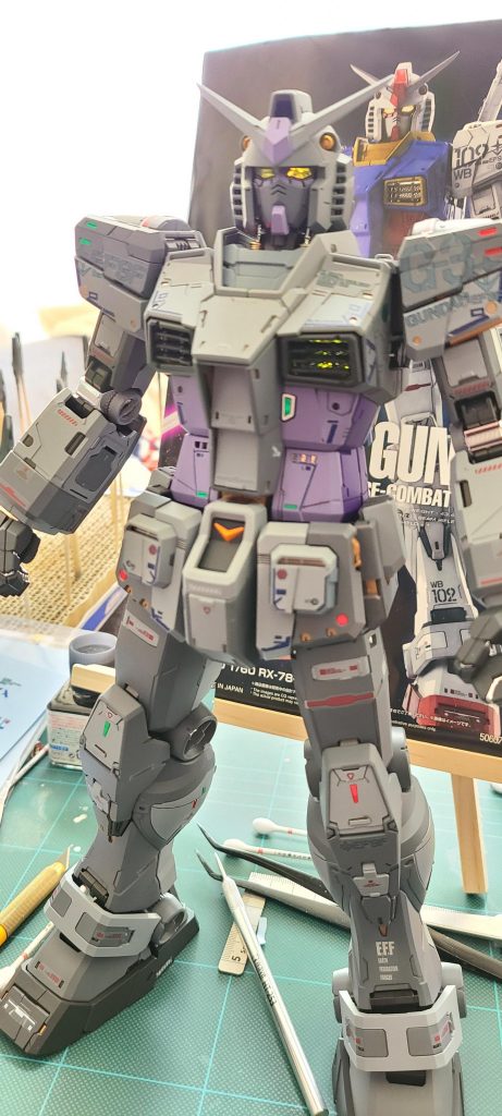 デカールも元がグレー色なのと、WB102等G-3ガンダムでは使用出来ないので、オリジナルでG-3使用で作成。肩や腰のラインもブルーに変えてます。