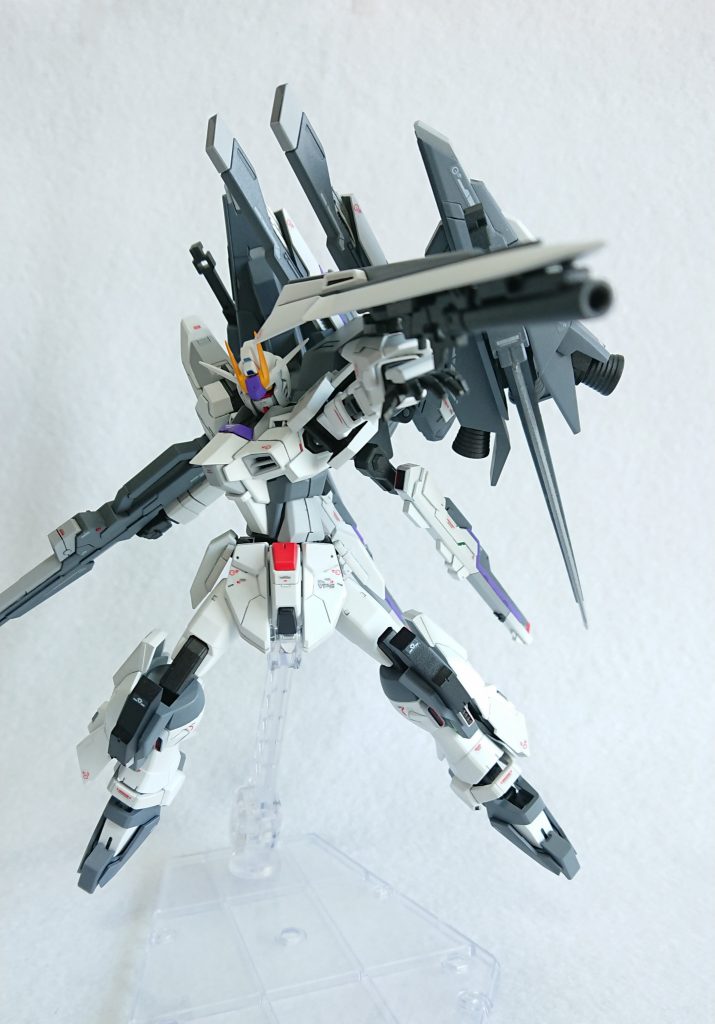 グレネードシールドのふちをシャープ化した以外はシナンジュスタインのまんま