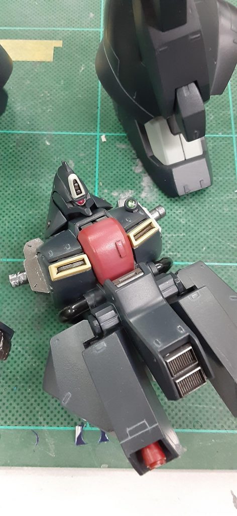 頭部モノアイは別パーツ化。額のアンテナ新造。首は延長後、BJを前気味にオフセットし顎引けるように。胸部コックピットブロック基部と、肩関節ブロックをプラ板で作り直し。胴体は腰下で2ミリ程短縮。腰の動力パイプはミニ四駆用のゴムチューブを使用しました。/p>