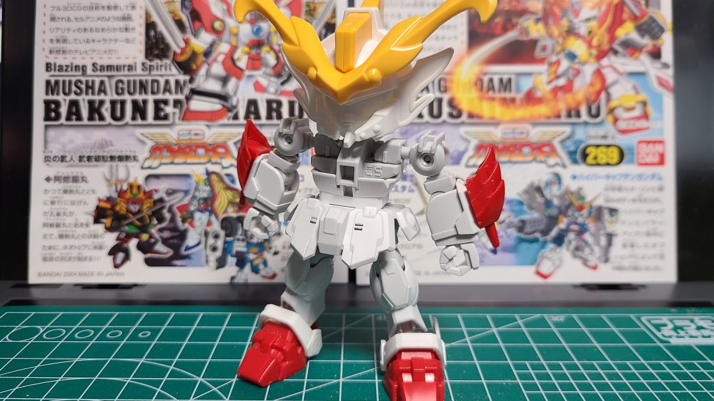 まず足首は軸受けをニッパーで切って穴をあけて、CSフレームの足と足首をサイズ調整しながら足首とフレームを接続爆熱丸の籠手はSDCSクロスボーンガンダムの腕パーツと接着して簡単に着脱可能になり、腕側の細い隙間にネオジムを入れて、爆心の鎧の籠手にもネオジムを接着して切り替えが簡単になりました胴体部分は前回と同様のやり方でネオジム着脱可に肩にもネオジムを仕込んであります