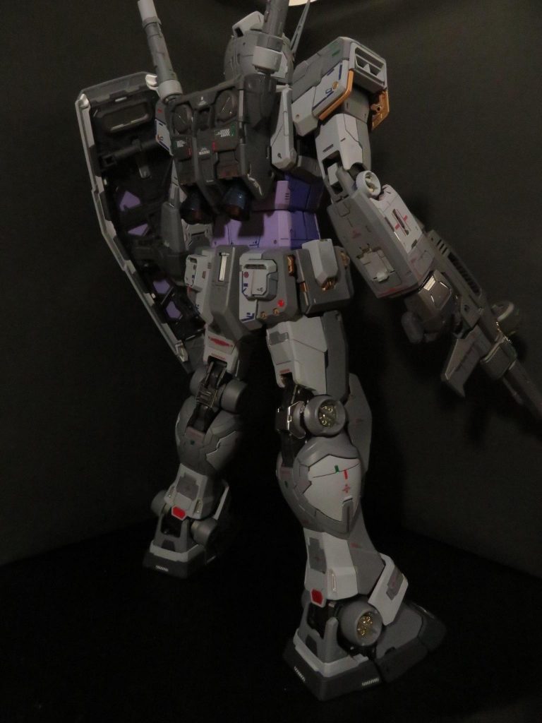 これは素組みでも満足いくキットでしたが、トリコロールカラーので作りたくなかったので、私の好きなG-3ガンダムカラーにフル塗装してみました