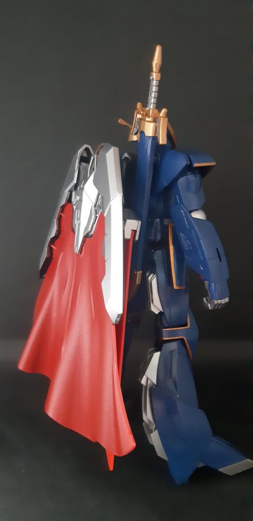 後ろから。当初、鞘は左腰のつもりだったのですが、マントに干渉するので背負う事にしました。ちょうどキットの肩に穴があるのでそのまま使用。マントはガンバスターのバスターシールドの用に、防御に使える設定。